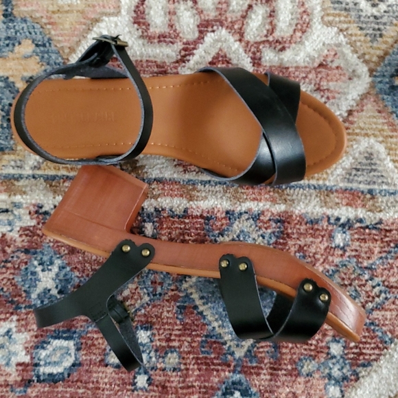 Cushionaire Platform Sandals - Picture 2 of 7